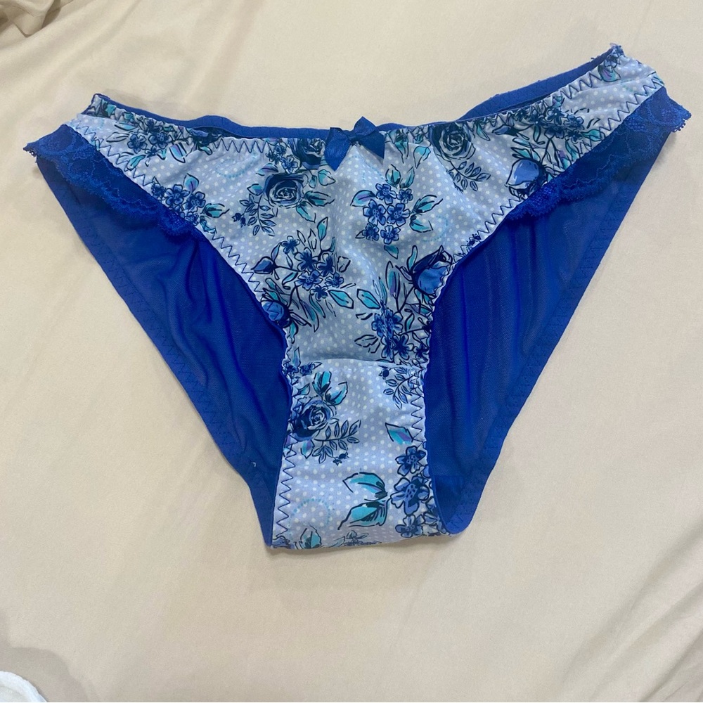 Sweet coquette “bikini” style Auden panties. Size small. Gently used